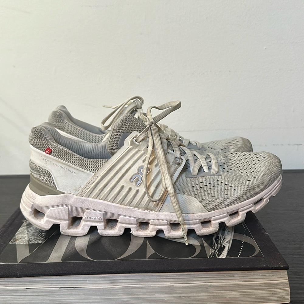 OnCloud Running shoes women’s 8